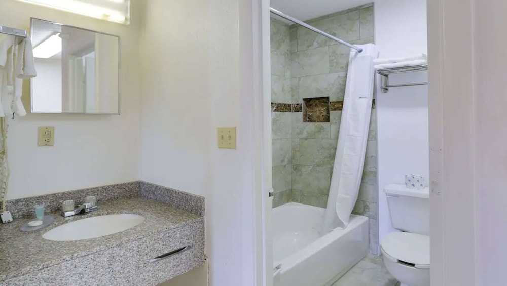 Magnuson Hotel Bradenton - photo 19