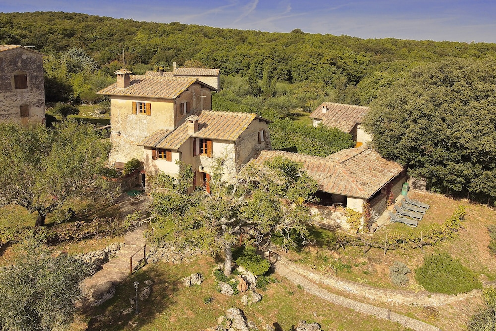 Il Fortino Happy Rentals — 4-Star Luxury Hotel in Monteriggioni, Italy