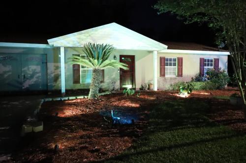 3 Bdrms & Private Backyard Tiki Courtyard & more — hotel in Homosassa