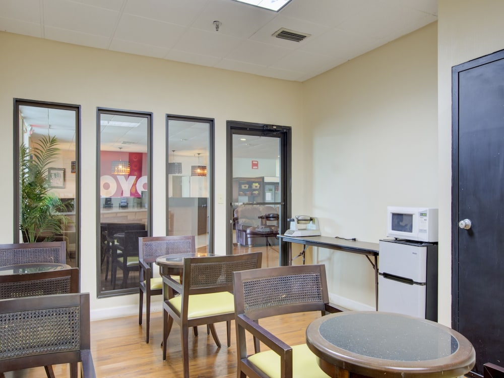 OYO Hotel Dundee By Crystal Lake - photo 35