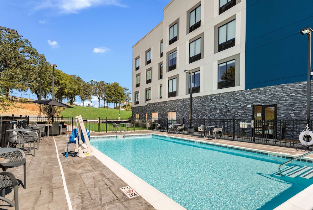 Hampton Inn Batesville - photo 21