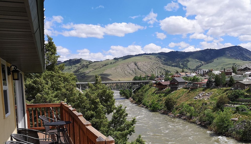 Yellowstone Riverside Cottages - photo 80