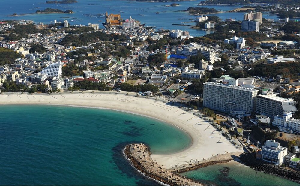 Hanatemari Hotel in Shirahamacho-Usazakiminami, Japan