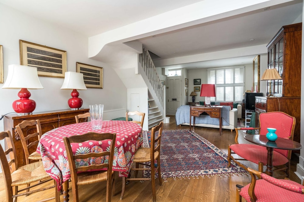 Charming 2BD House with Garden in Hammersmith — 4-Star Luxury Hotel in London, United Kingdom