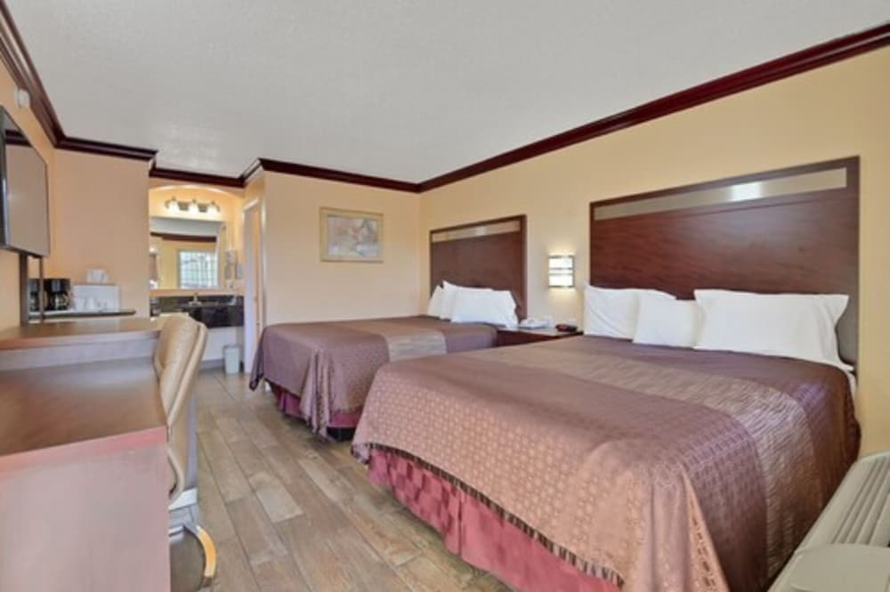 America's Deluxe Inn - photo 24