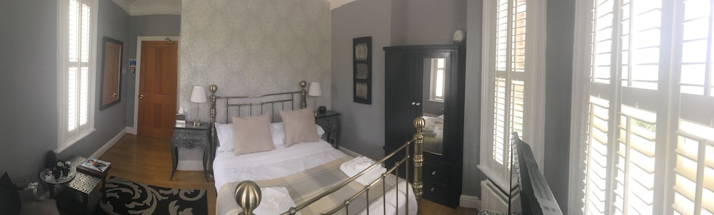 Lakeside Guest House — 4-Star Luxury Hotel in Oxford, United Kingdom