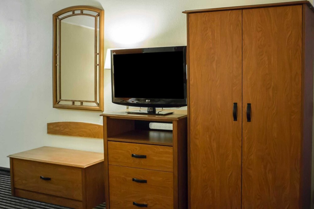 Econo Lodge Wickliffe Cleveland East - photo 28