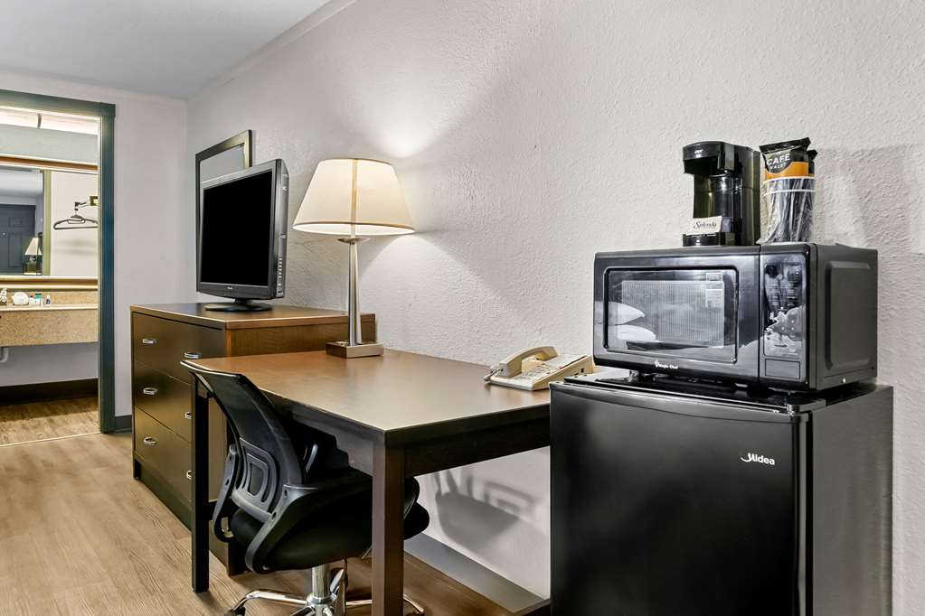 Rodeway Inn & Suites Saginaw I 675 - photo 7