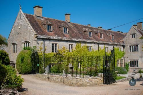 Poxwell Manor West Wing Exclusive Dorset Retreat in Dorchester, United Kingdom