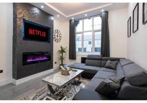 Spacious Bolton Duplex 2BR Parking Sleeps 6 in Bolton, United Kingdom