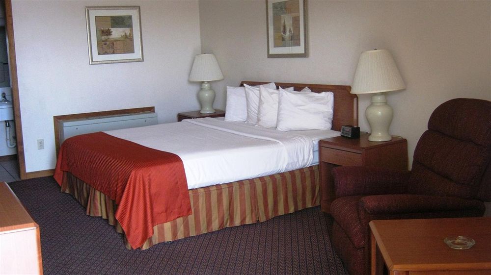Fort Hays Inn - photo 4