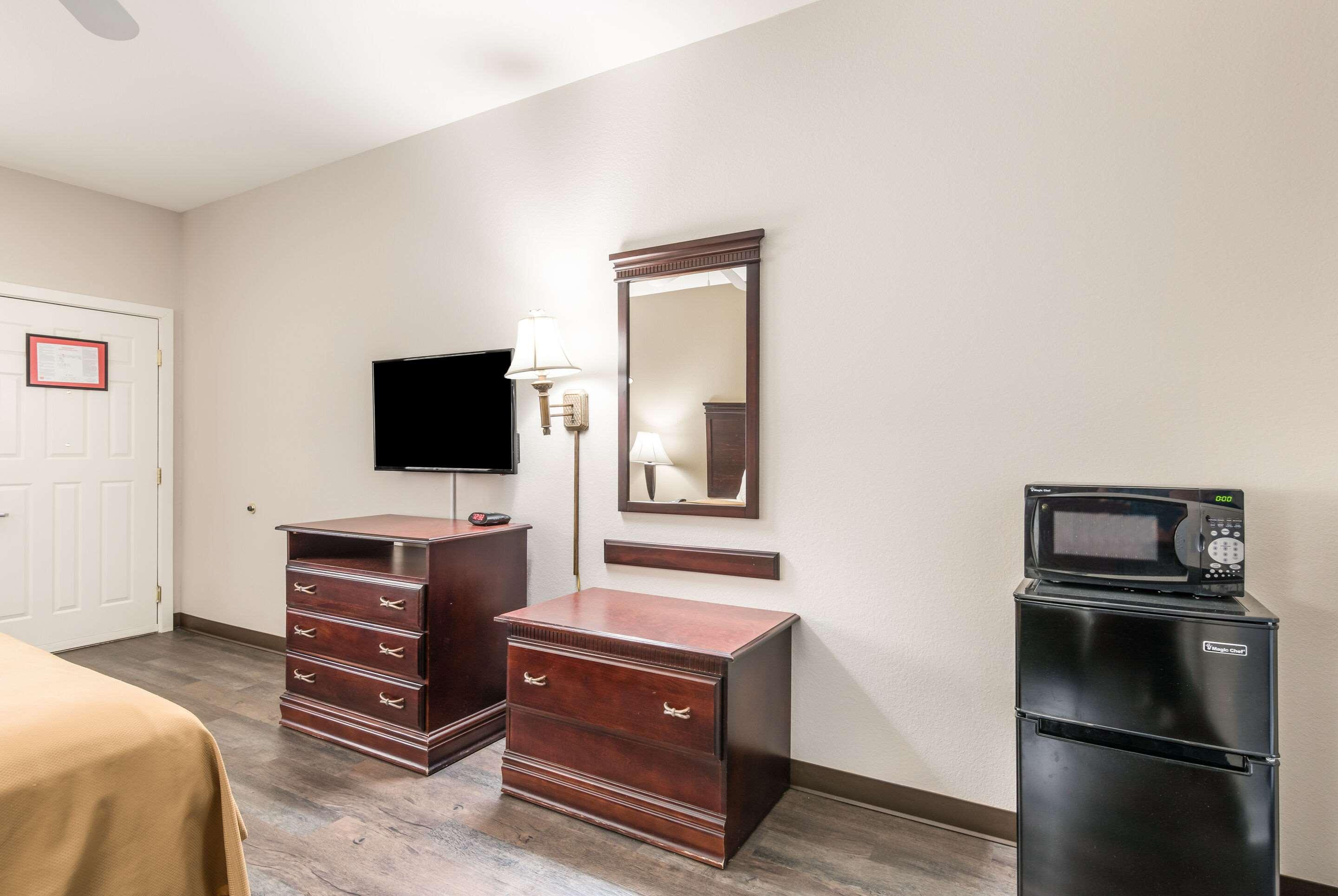 Bryant Inn & Suites - photo 27