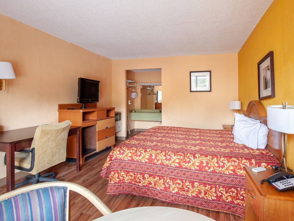 Knights Inn Forest Park - photo 23