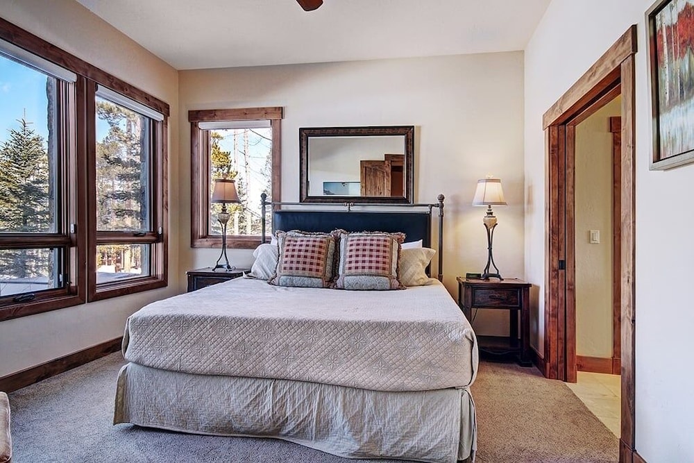 Mountain Majesty Manor Main Street by Pinnacle Lodging - photo 5