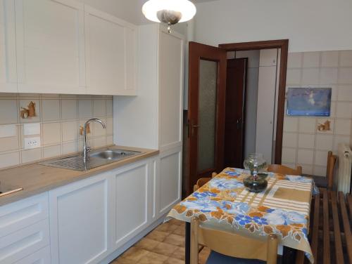 Appartamento con posto auto privato comodo a centro e spiagge — 4-Star Luxury Hotel in Lavagna, Italy