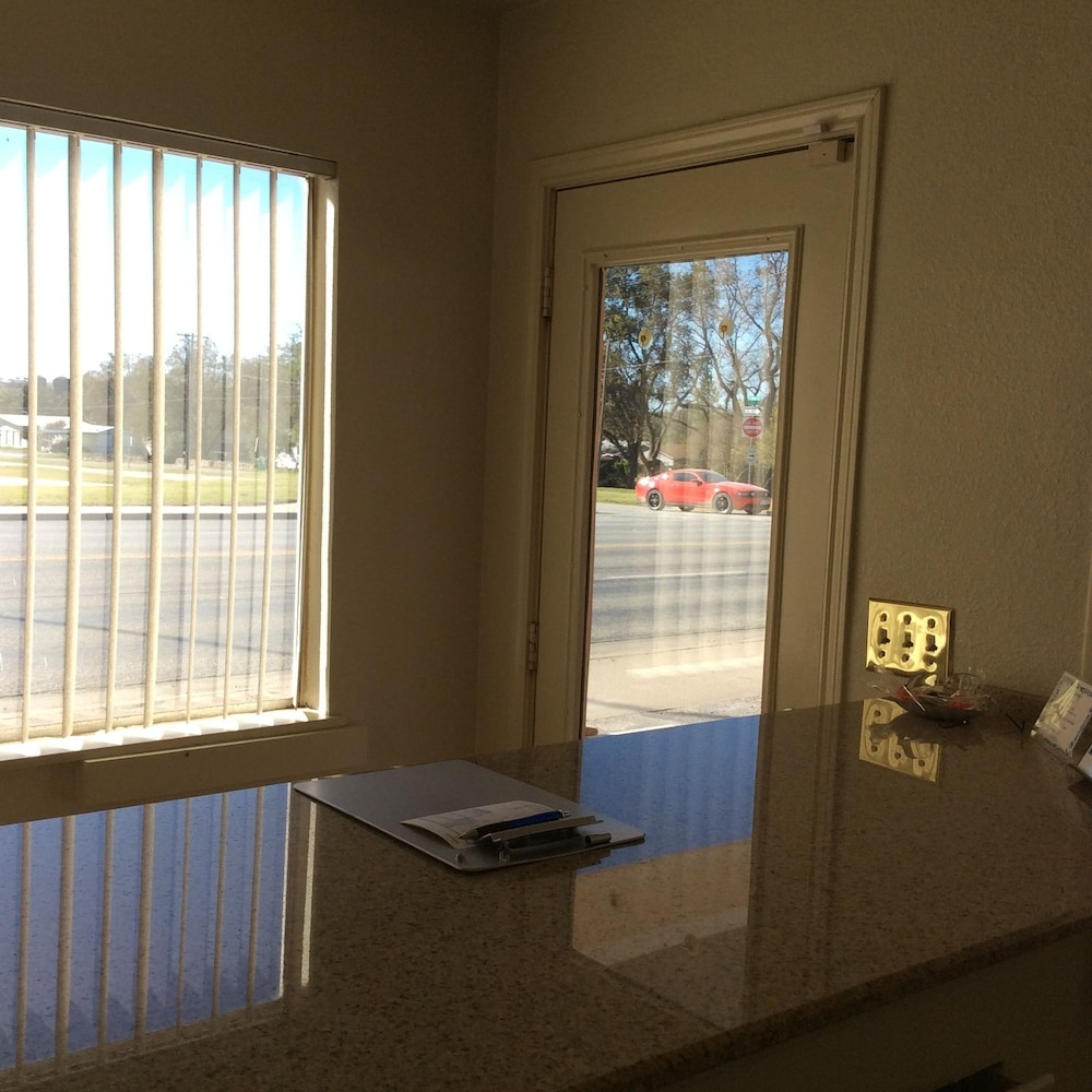 Regency Inn Comanche - photo 4