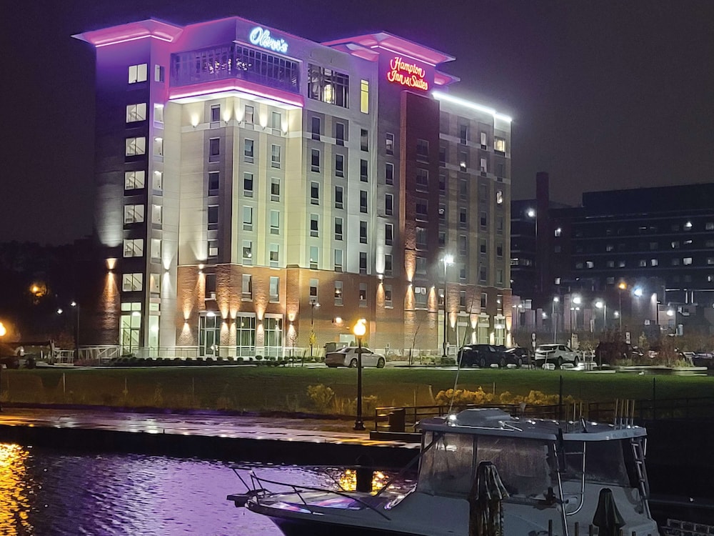 Hampton Inn & Suites Erie Bayfront - photo 54
