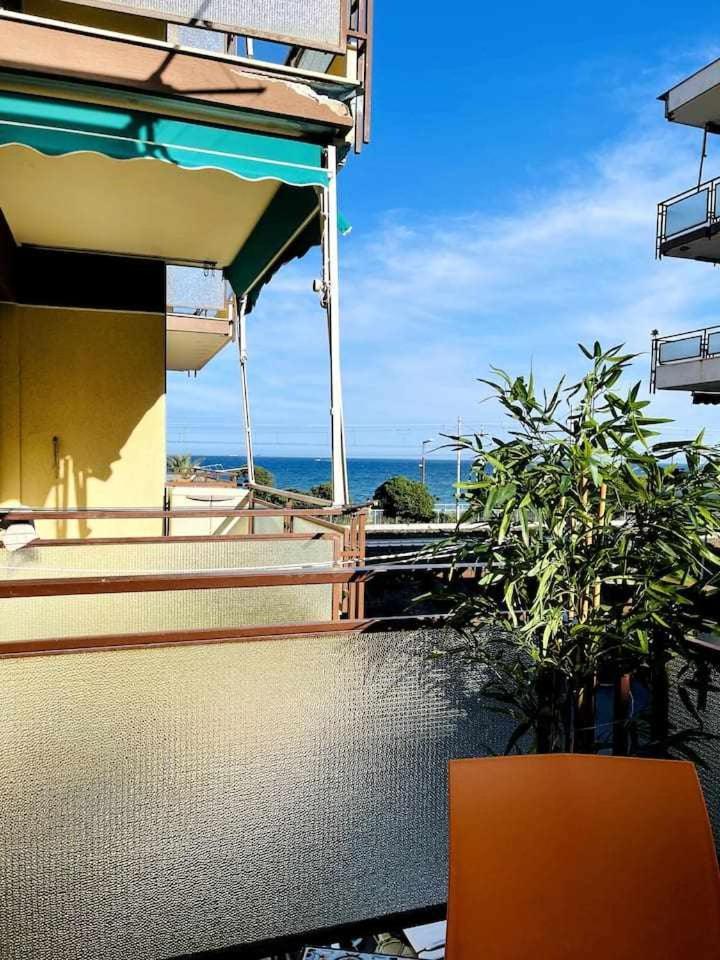 Casa Natalina a 30 metri spiaggia — 4-Star Luxury Hotel in Borghetto Santo Spirito, Italy