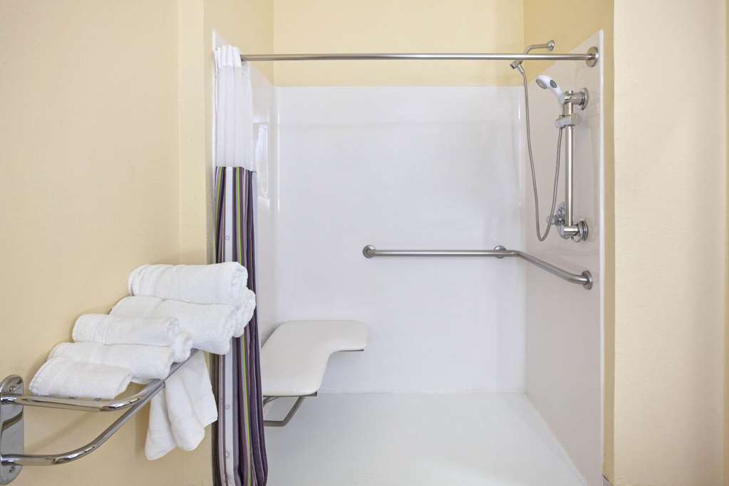 La Quinta Inn & Suites By Wyndham Houston Pasadena North - photo 22
