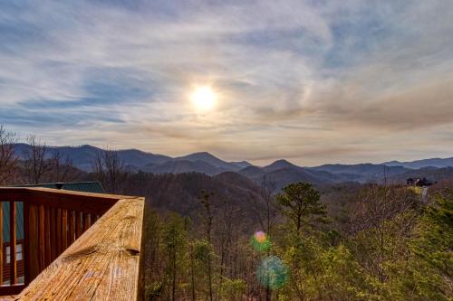 Mountains 4 Miles Panoramic Views Hot Tub & Fire Pit near Pigeon Forge - photo 26