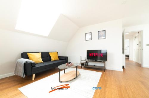 Three Bedroom Apartment At Buonomo Stays Short Lets & Serviced Accommodation With Netflix & Games — 4-Star Luxury Hotel in London, United Kingdom