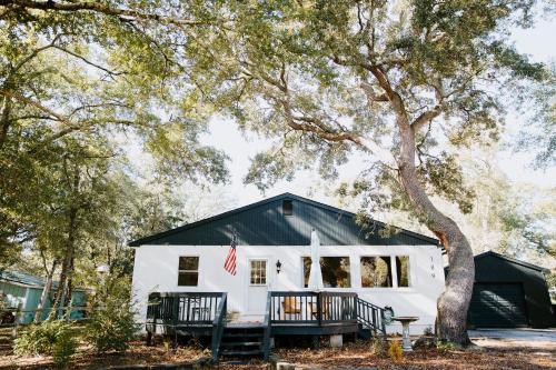 Cottage by the Sea: Pagnotto Shellback House — 4-Star Luxury Hotel in Oak Island, United States