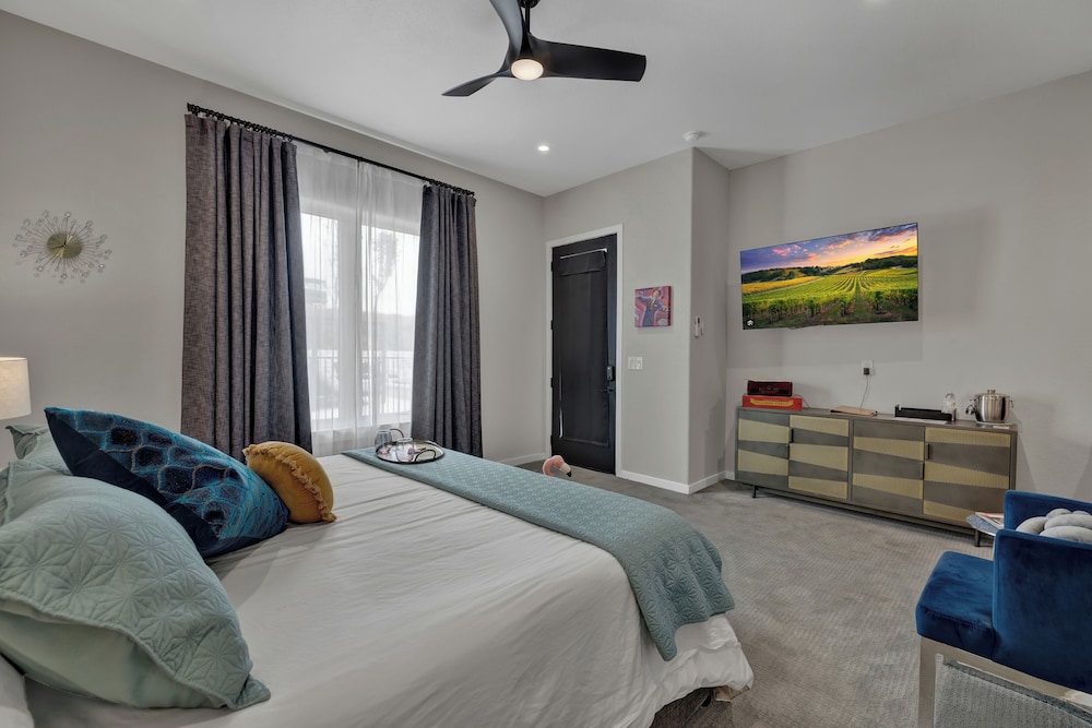 The Bentley Hotel Sinatra Room Hill Country View - photo 3
