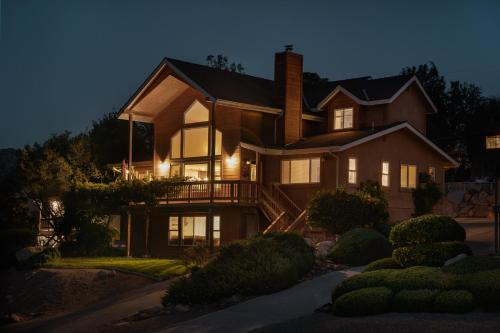 Epic View A Luxury House on a Hill River 10 min — 4-Star Luxury Hotel in Kernville, United States