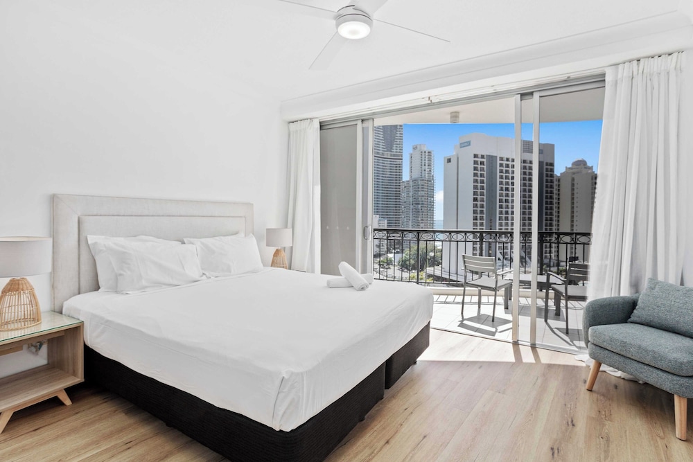 Spectacular Ocean View 3 Pools Gym Spa and Sauna — 4-Star Luxury Hotel in Gold Coast, Australia