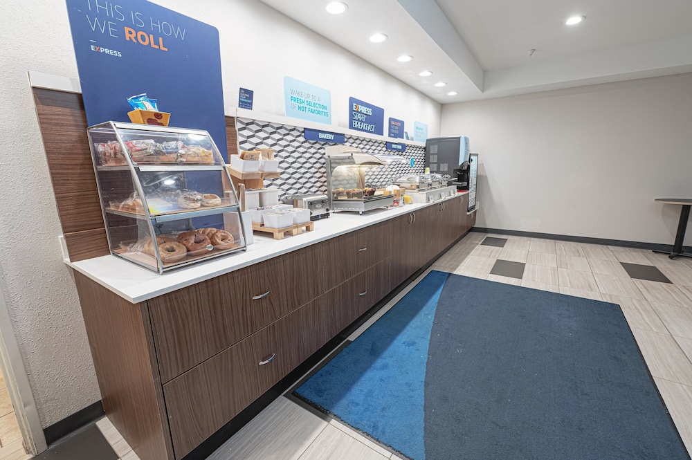 Holiday Inn Express Hotel & Suites East Lansing by IHG - photo 27