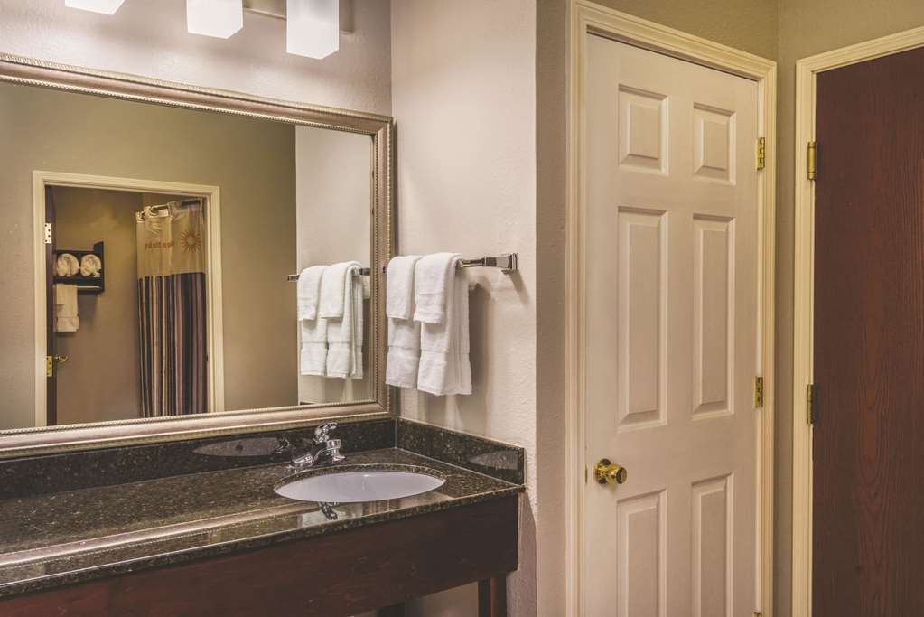 La Quinta Inn & Suites by Wyndham Louisville East - photo 24