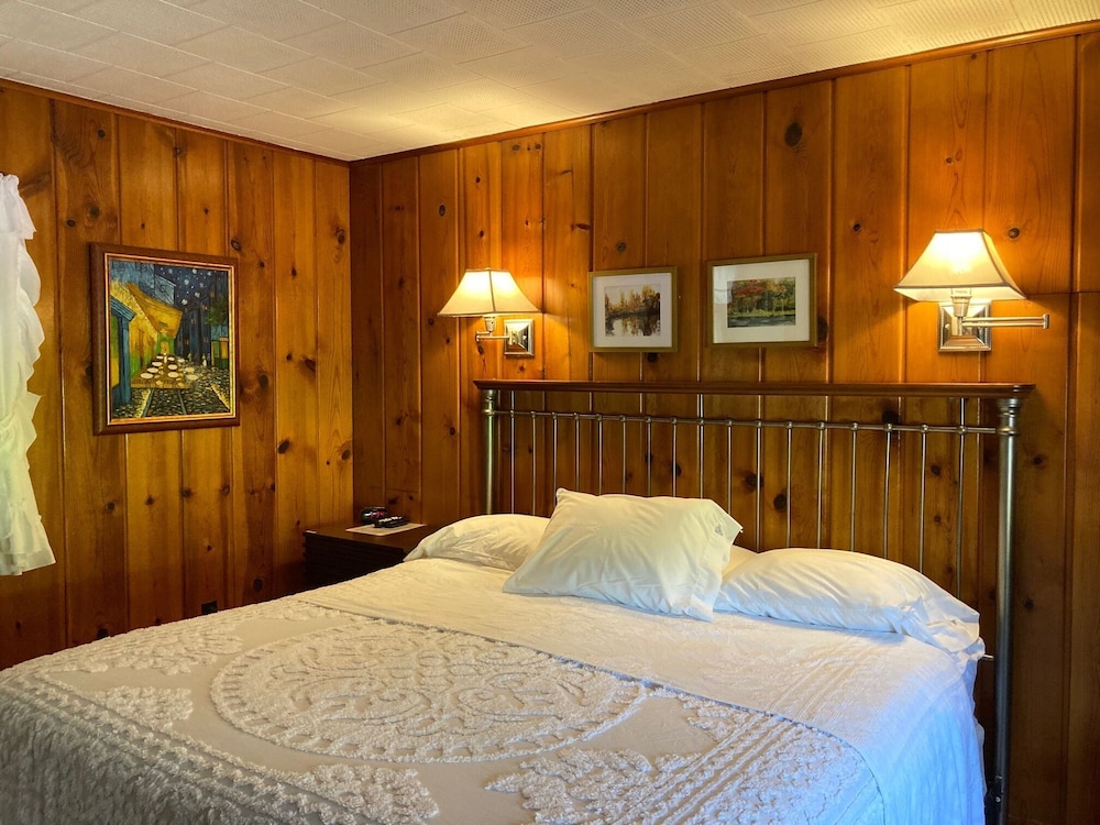 Ludington Blue Spruce Inn - photo 18