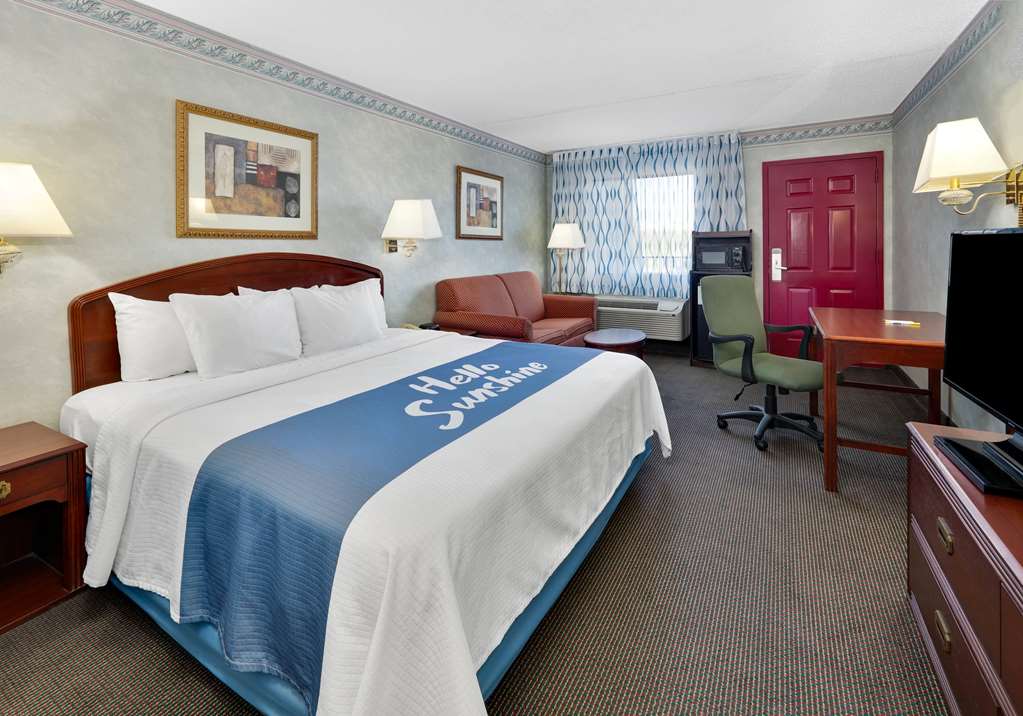 Days Inn & Suites by Wyndham Bentonville - photo 7