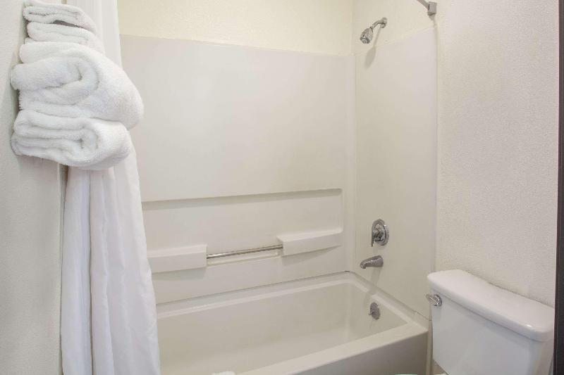 Super 8 by Wyndham Selma Fresno Area - photo 4