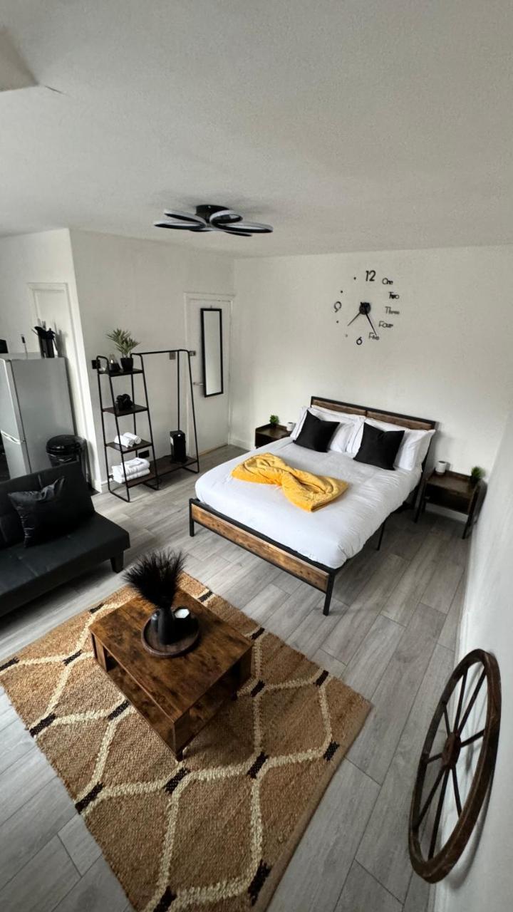 Kingston Studio Ideal For Professionals Relocators And Leisure Stays Near Kingston Station And Shopping Centre — Kingston Upon Thames