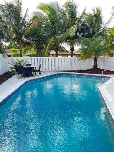 Gorgeous open concept 4 BR with heated pool and lounge area — 4-Star Luxury Hotel in Fort Lauderdale, United States