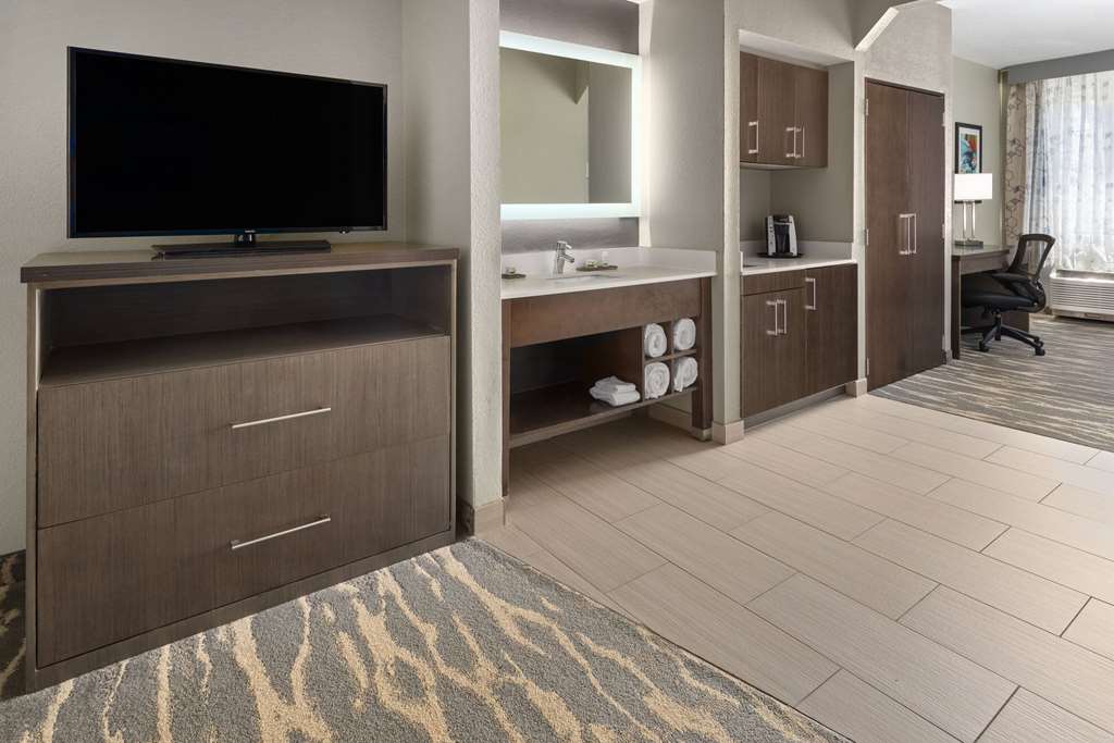 La Quinta Inn & Suites by Wyndham Kokomo - photo 24