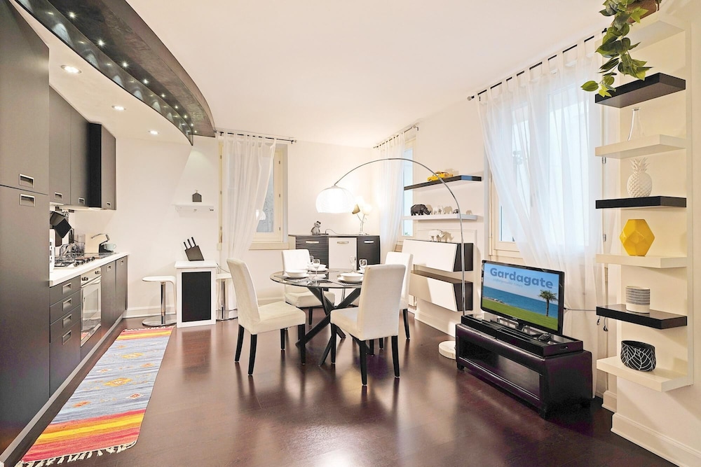 Downtown Apartment in Sal — 4-Star Luxury Hotel in Salo, Italy