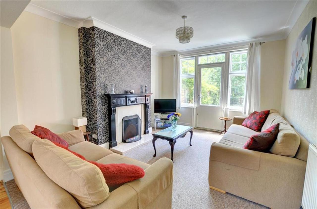 Large 5 Bed House in Scarborough Near the Beach Large Garden & Hot Tub