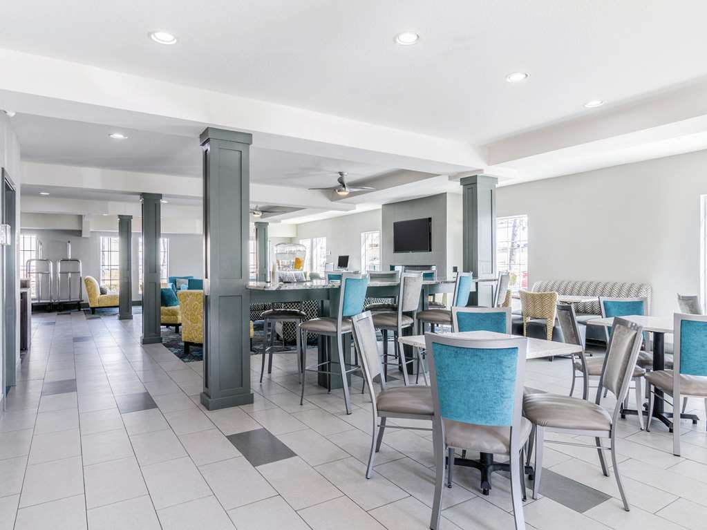 La Quinta Inn & Suites by Wyndham Kansas City Airport - photo 46
