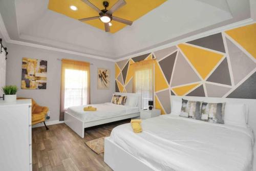Central Yellow Gem: Cozy Views & Proximity — 4-Star Luxury Hotel in Houston, United States
