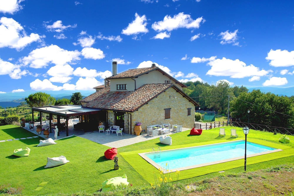 Borgo Monte Cedrone — 4-Star Luxury Hotel in Monte Santa Maria Tiberina, Italy