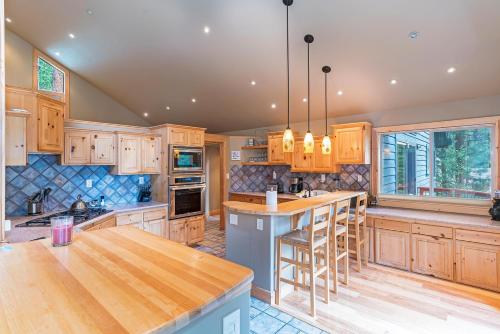 585 Knotty Pine Gorgoeous Moutain Home