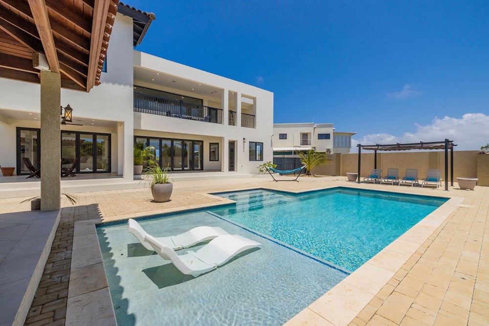 NEW Walk 2 Beach 5BR Bonusroom w Pool Office in Noord, Aruba