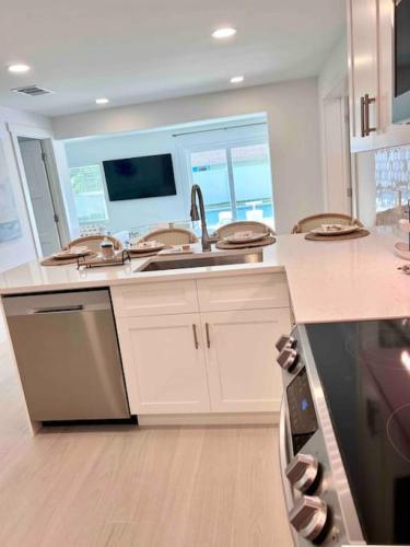 102nd Christina Jason Maria Moore Sand and Sea Pool Bungalow — 4-Star Luxury Hotel in Naples, United States