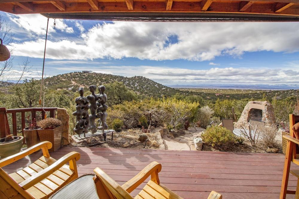 Sunlit Hills Art and Views by Kokopelli Property Management — 4-Star Luxury Hotel in Santa Fe, United States