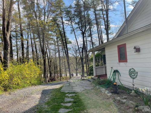 Enchanted Woodstock Cottage with hot tub — 4-Star Luxury Hotel in West Hurley, United States