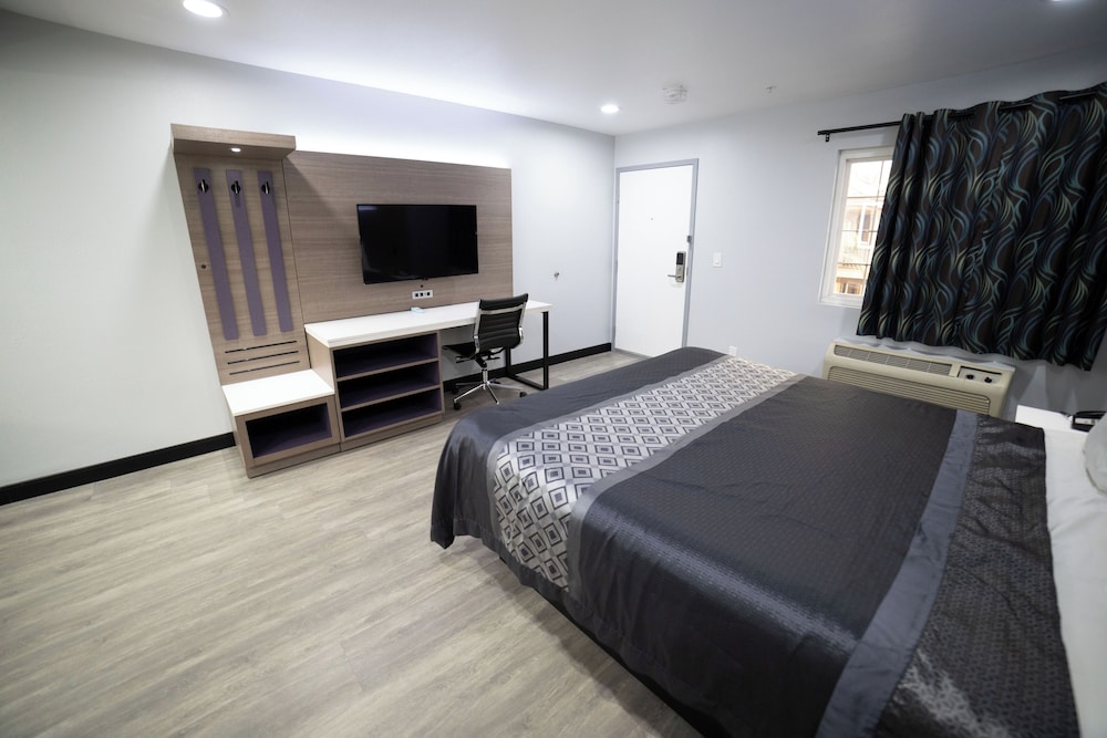 Express Inn & Suites - photo 10