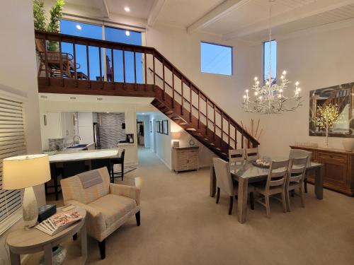 Luv Oceanside Views 1 House to Beach Boardwalk and Waves Spacious Rooftop Sun Deck Plus King Beds too — 4-Star Luxury Hotel in San Diego, United States