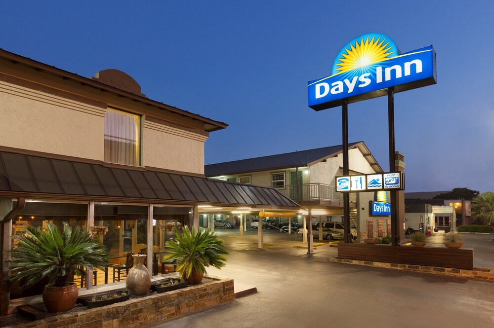 Days Inn by Wyndham Austin University Downtown - featured photo